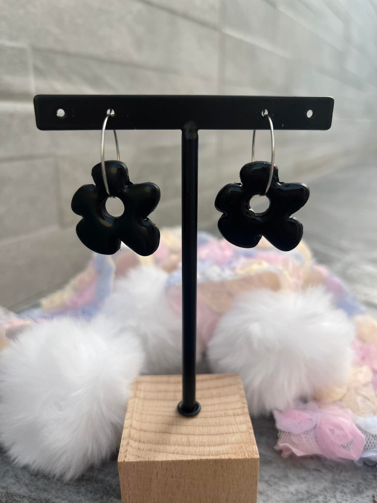 Pendientes charm Flower pop color negro